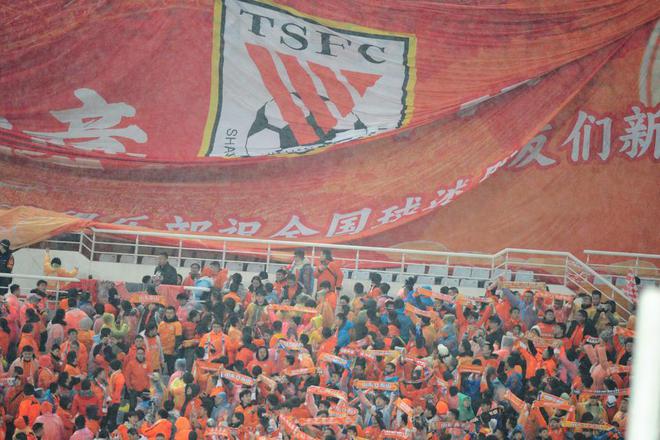 亞冠泰山戰光州FC，球迷巨旗助威