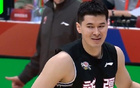 李炎哲落選男籃，新疆隊無中鋒戰敗。雙敗局面。
