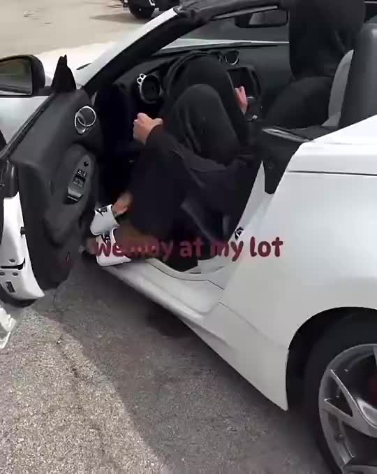 笑死！文班嘗試擠進一輛跑車，最終因腳太長還是放棄了！
