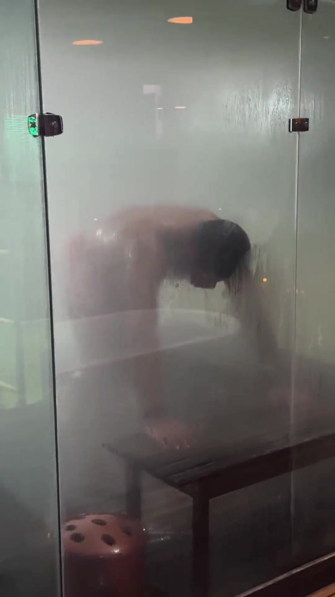 綠巨人胡爾克在桑拿房訓練出來后直接泡冰浴，這身體素質太強了