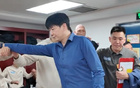 山東更衣室，邱彪贊四將，不滿三分空位，氛圍融洽。