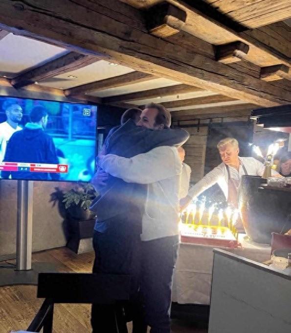 拜仁CEO贊凱恩奪冠力，祝賀球隊及孔帕尼教練組
